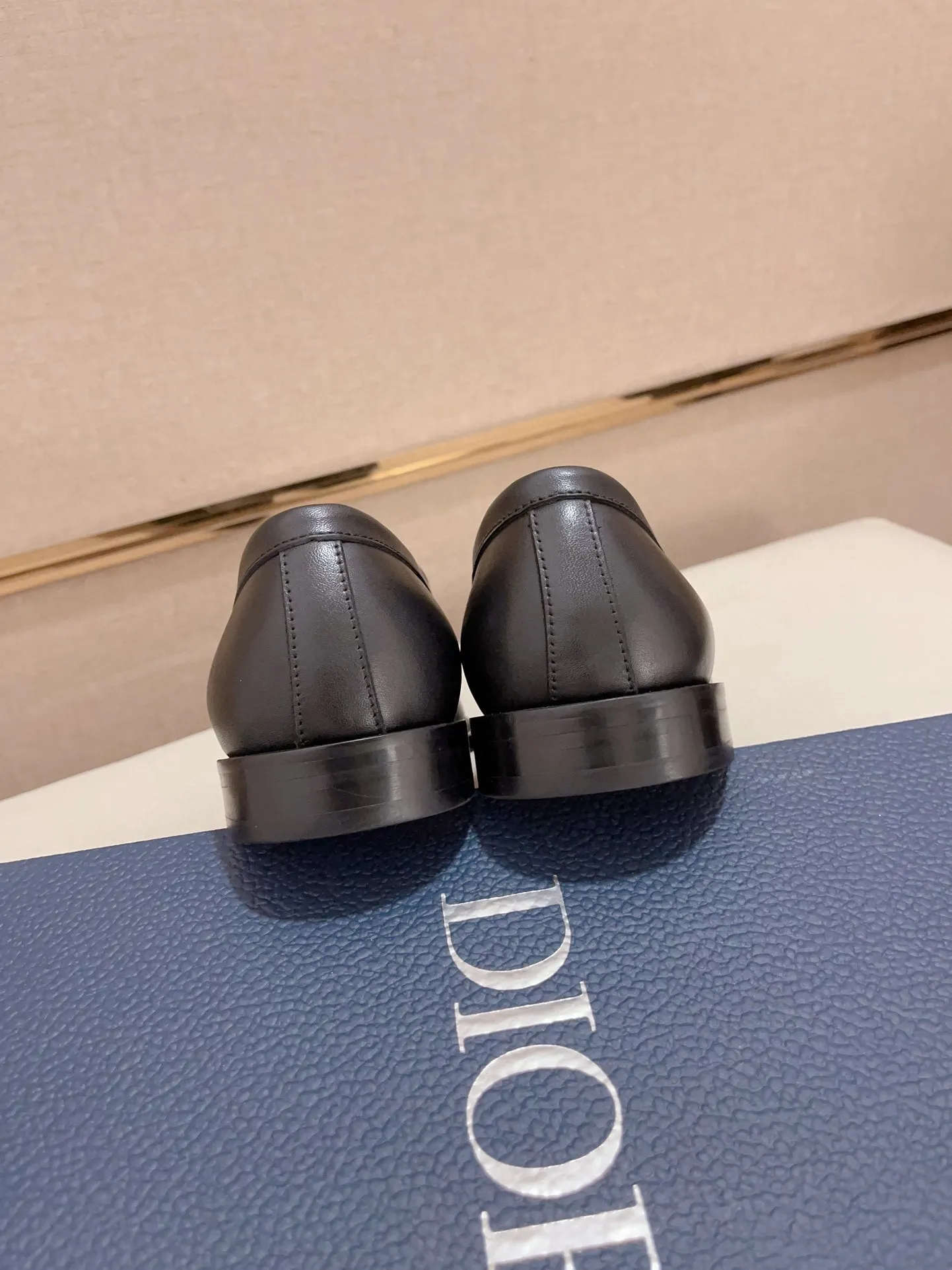 Men's shoes 💰: 560💰 High-end version of Dior Dior's new series. Famous actors and internet celebrities wear super popular designs. The sculptures of French artist Niki de Saint Phalle are designed as rings. Material: Imported original material ➕Painted cowhide Foot pads: cowhide Outsole: Rubber outsole Men's shoe size: 38~44 Can be customized to size 45
